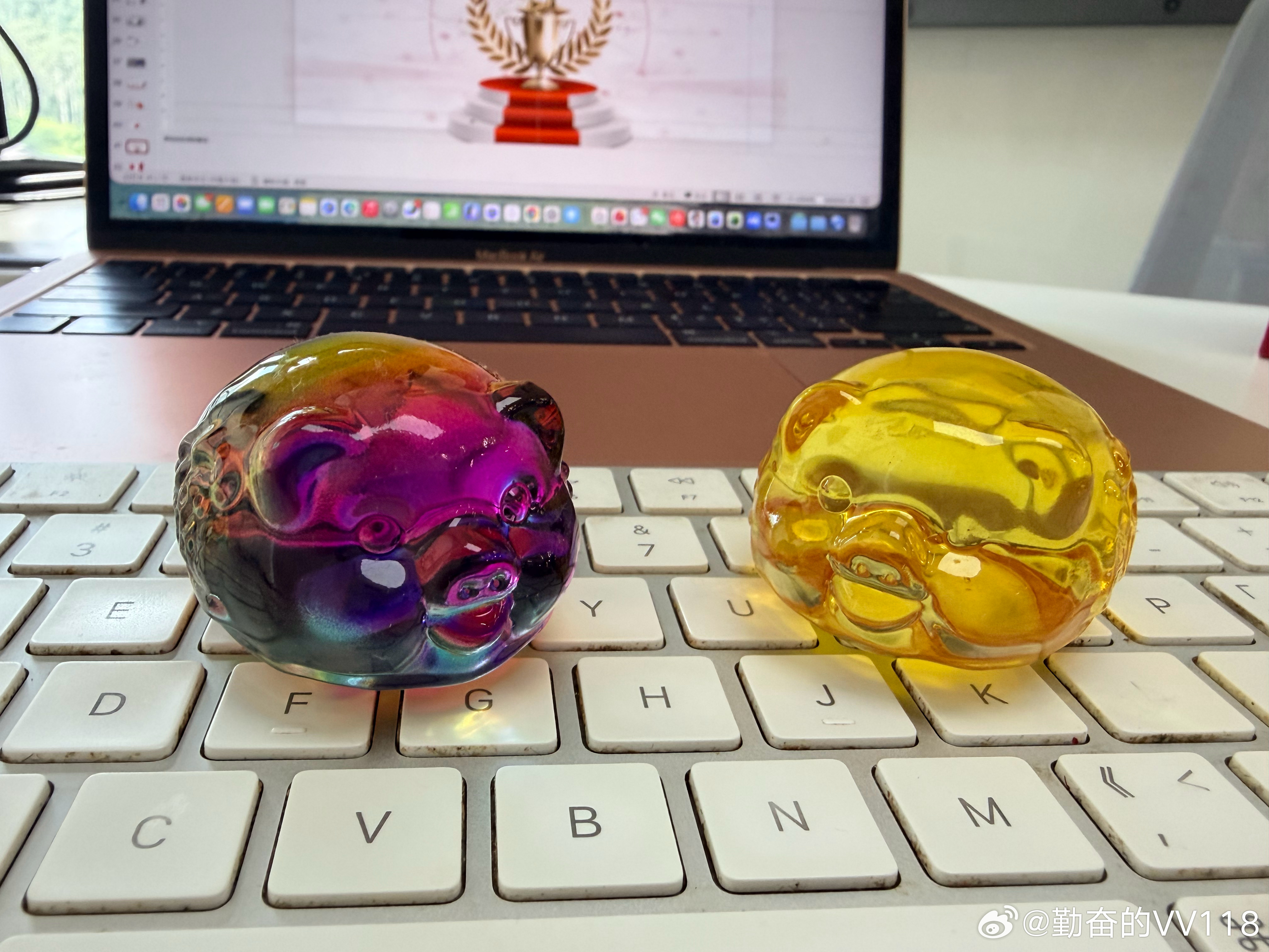 前阵子跟小小刘一起研究了一个水晶项目，看了它整套商业流程，觉得挺可行的，可以周末