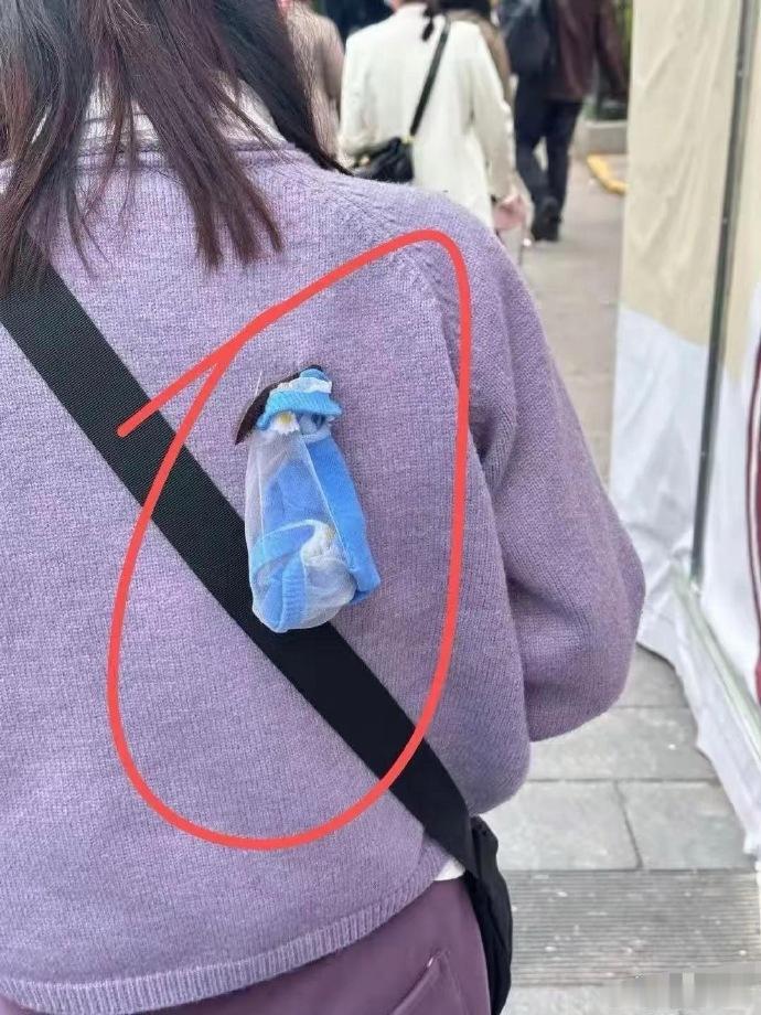 跟在她身后四条街，纠结如何提醒。怕太突兀惊着她，又不想错失这缘分，铁子们快帮我出