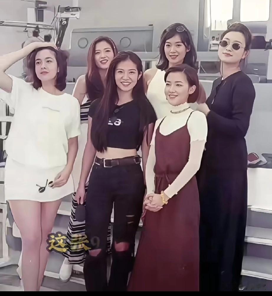 这张90年代合影里全是天然大美女！没有滤镜全靠颜值硬扛，红裙短发姐姐歌声火遍童年