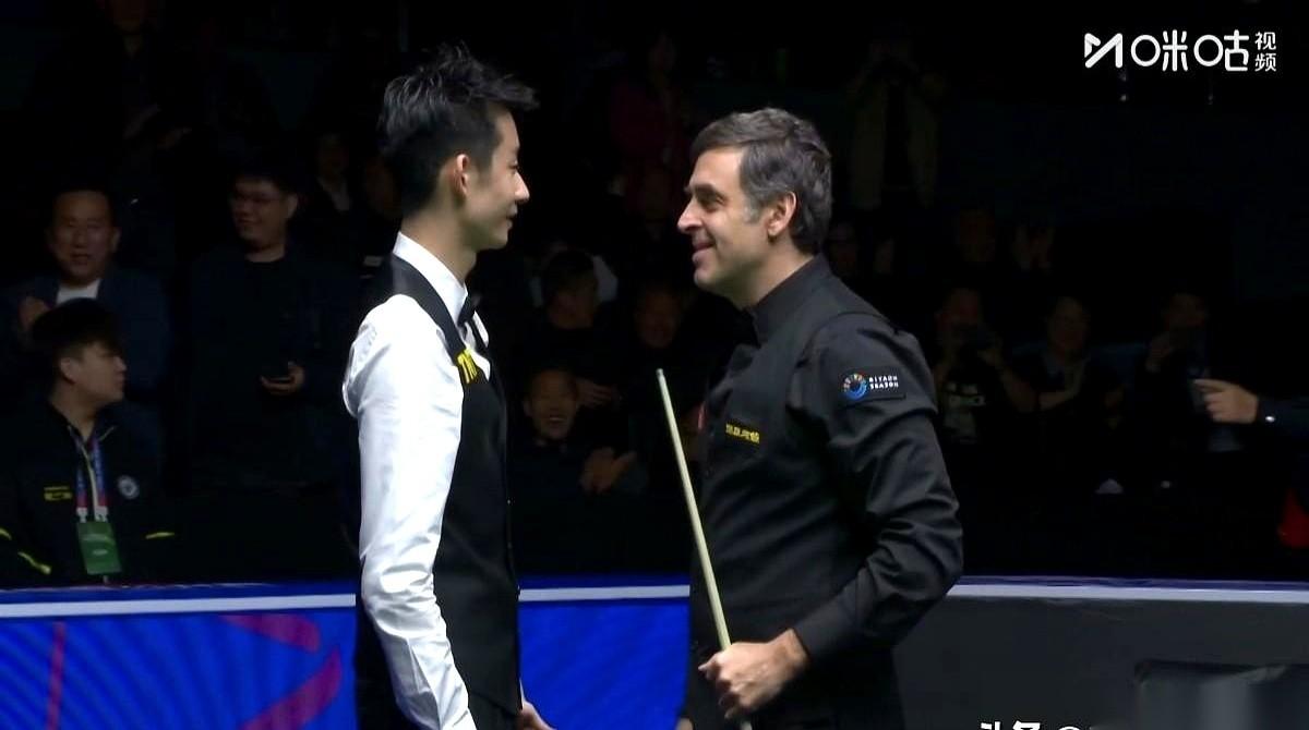 奥沙利文的手，搭在了22岁的吴宜泽肩上。
就在几分钟前，比分牌上那个刺眼的“6: