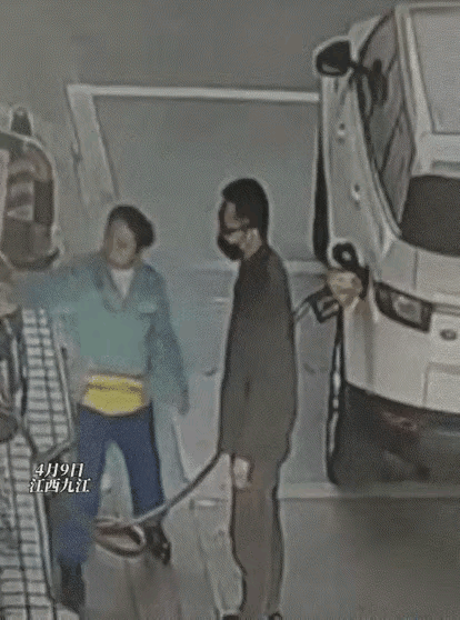 真的太离谱了！江西九江一男子开无牌路虎，加完近500元油直接一脚油门跑路，把加油