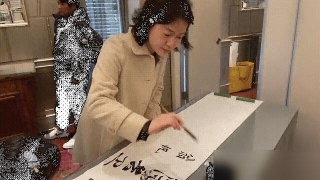 49岁的翁帆，在告别相伴二十载的杨振宁后，悄然褪去过往的灰暗与沉默。
曾经她总是