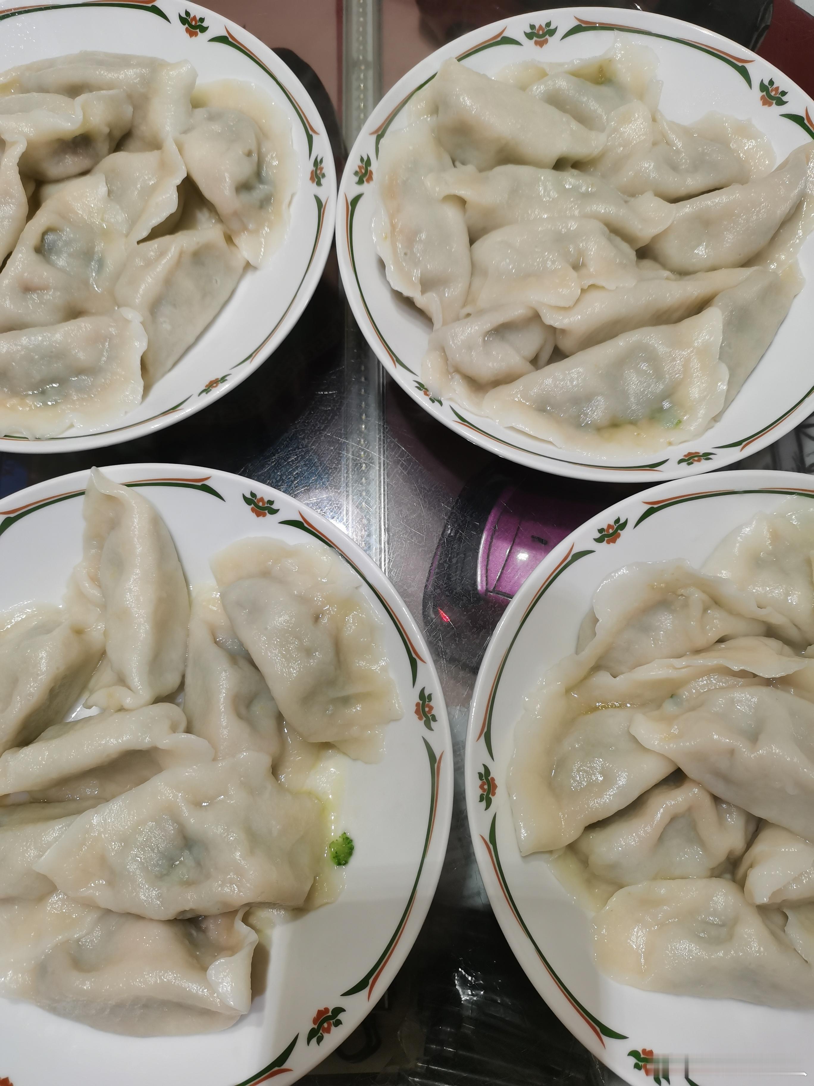 生活手记 中午给女儿包了三鲜馅饺子，我有一个多月没包饺子了。香香哒！ 北京