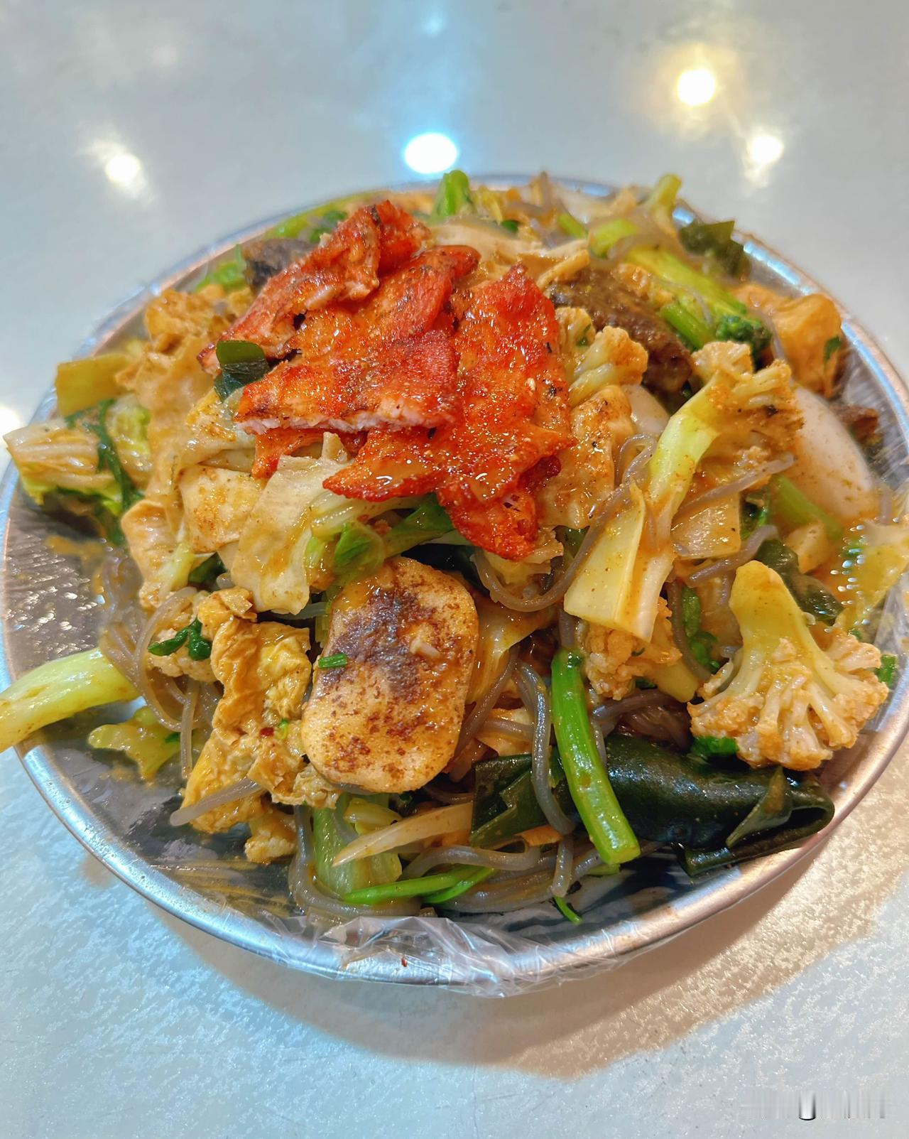 厦门猫街的麻辣烫

钻进厦门猫街的烟火气里，拐过摆满猫咪涂鸦的墙，鼻尖先撞上麻辣