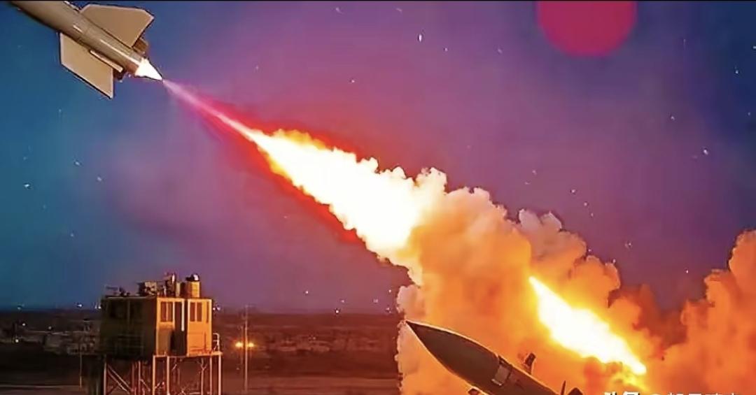 海法炼油厂炸了，伊朗也挨了一记，谁先动的手没人说清。
卫星图上黑烟直冲云霄，NA