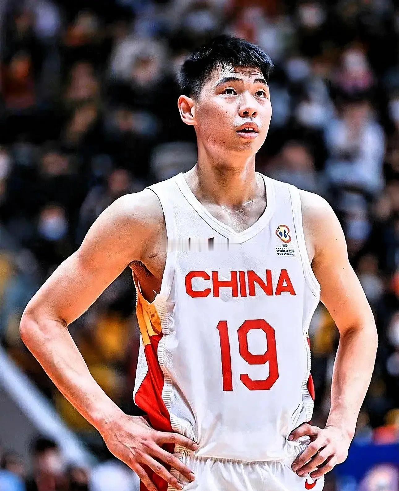 就半场来说，健康的崔永熙在这支国家队体现的价值越来越大。进攻端作为锋线能持球，很