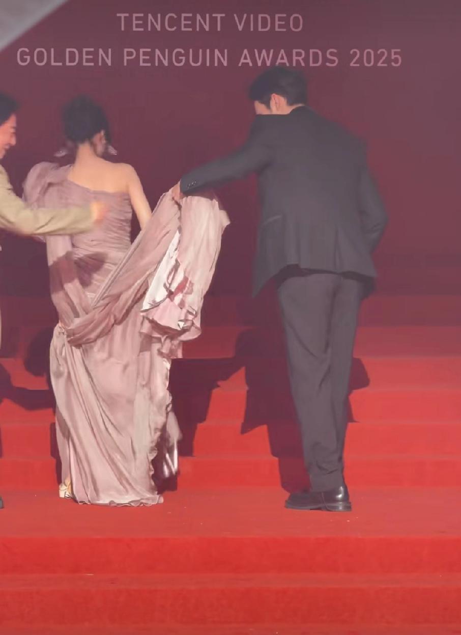 张彬彬又干蠢事了，和毛晓彤一起走红毯，帮女方提裙摆提太高了，险些导致毛晓彤走光，