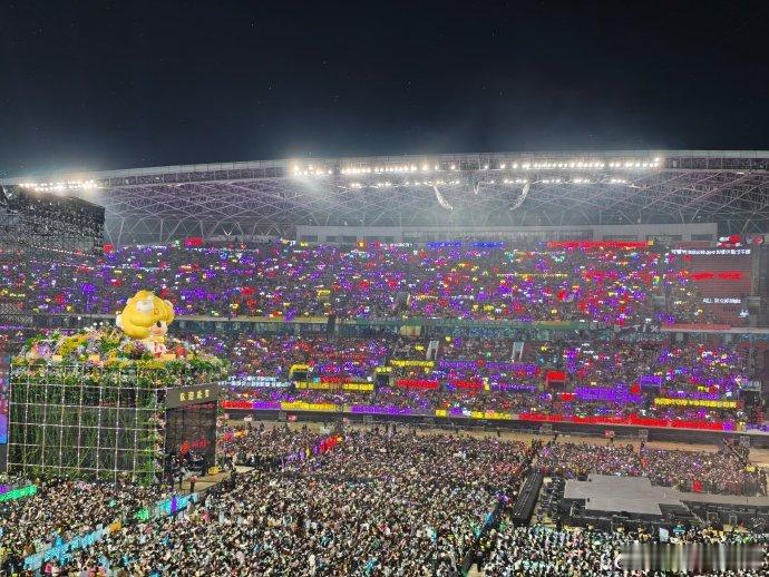 马嘉祺的每一次演出都值得拥有这么璀璨的紫海。 