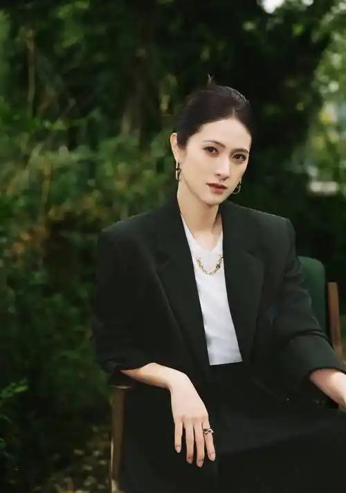 2003年，曾和靳东爱的死去活来，却被父亲“棒打鸳鸯”，之后听从安排嫁给父亲相中