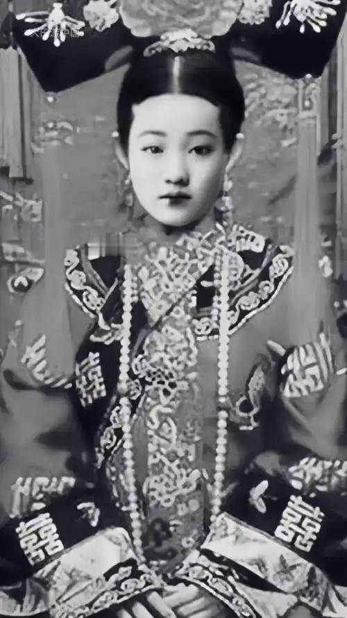 一直觉得，珍妃就是被慈禧欺压、凌虐的正派人物，没想到，这么眉清目秀，她也为钱卖官