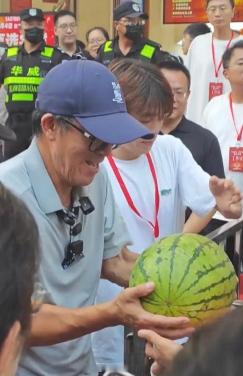 东方甄选外卖服务上线，俞敏洪现场免费发西瓜