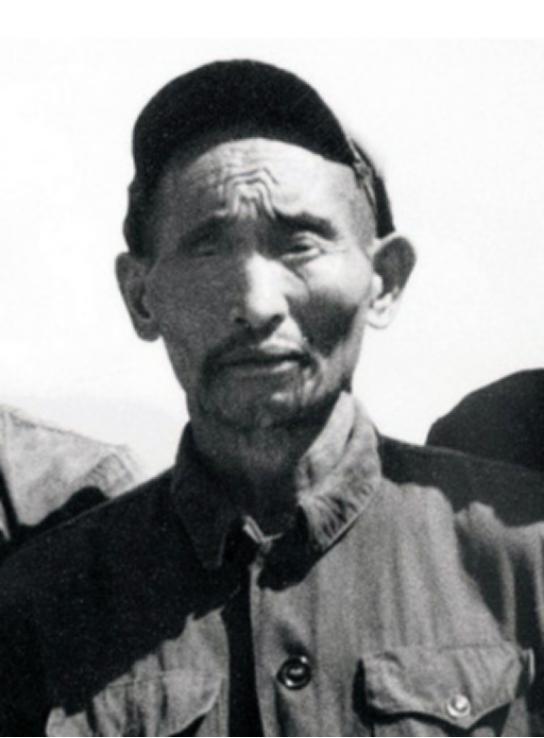 1952年，西康军区解放军在黑彝部落剿匪时，救出一名汉人奴隶，此人说出名字后立即