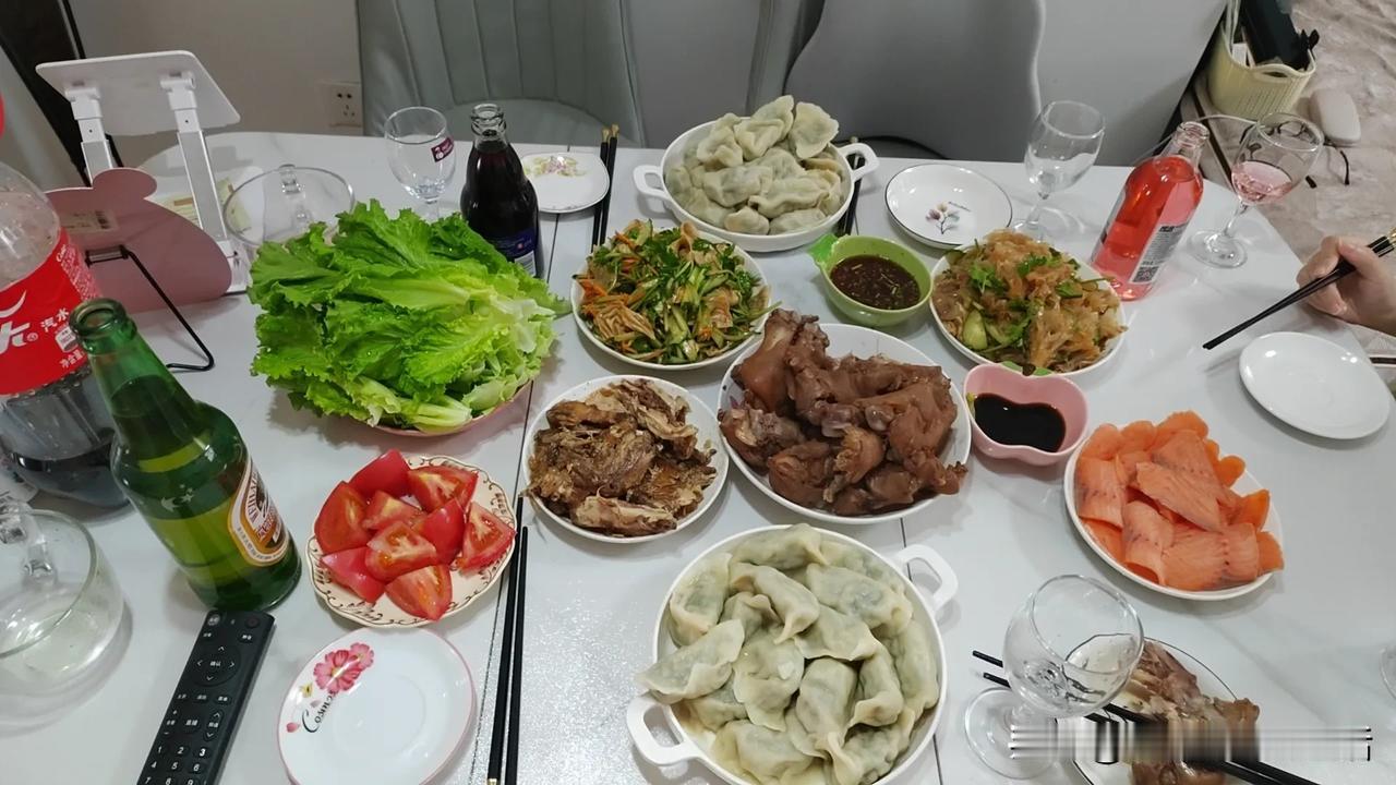做这几个菜虽然普普通通，是从早上8点到12点都是我一个人干活连包饺子，累的腰酸背