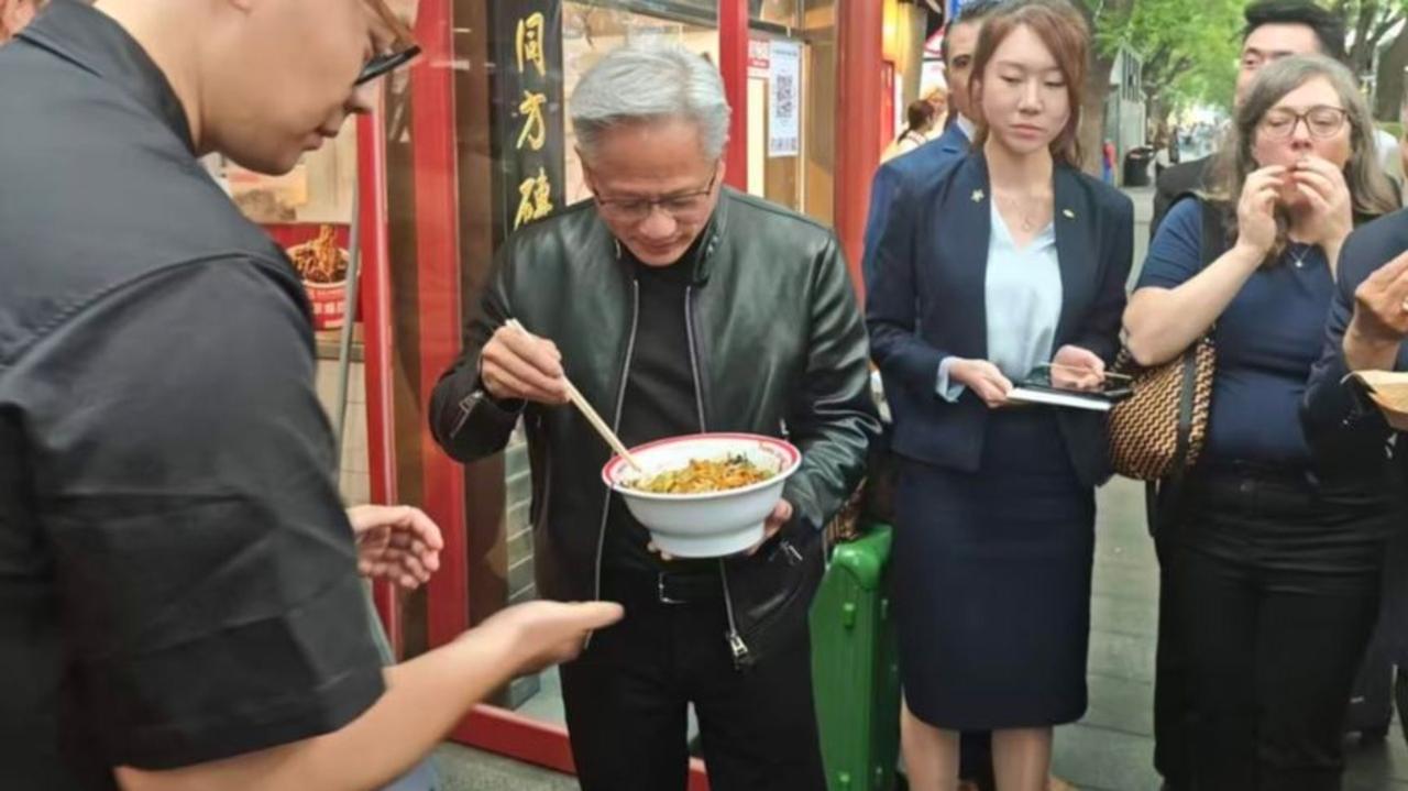 【黄仁勋的公关有非常浓的台湾味】

黄仁勋在最后一刻赶上了特朗普的空军1号。特朗