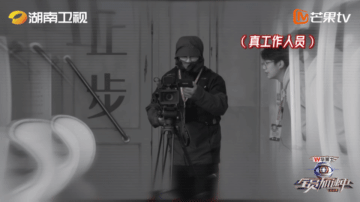 #苏醒的伪装敌我难分#消失的苏醒哥，队友对手甚至连工作人说都没🈶发现，伪装成摄