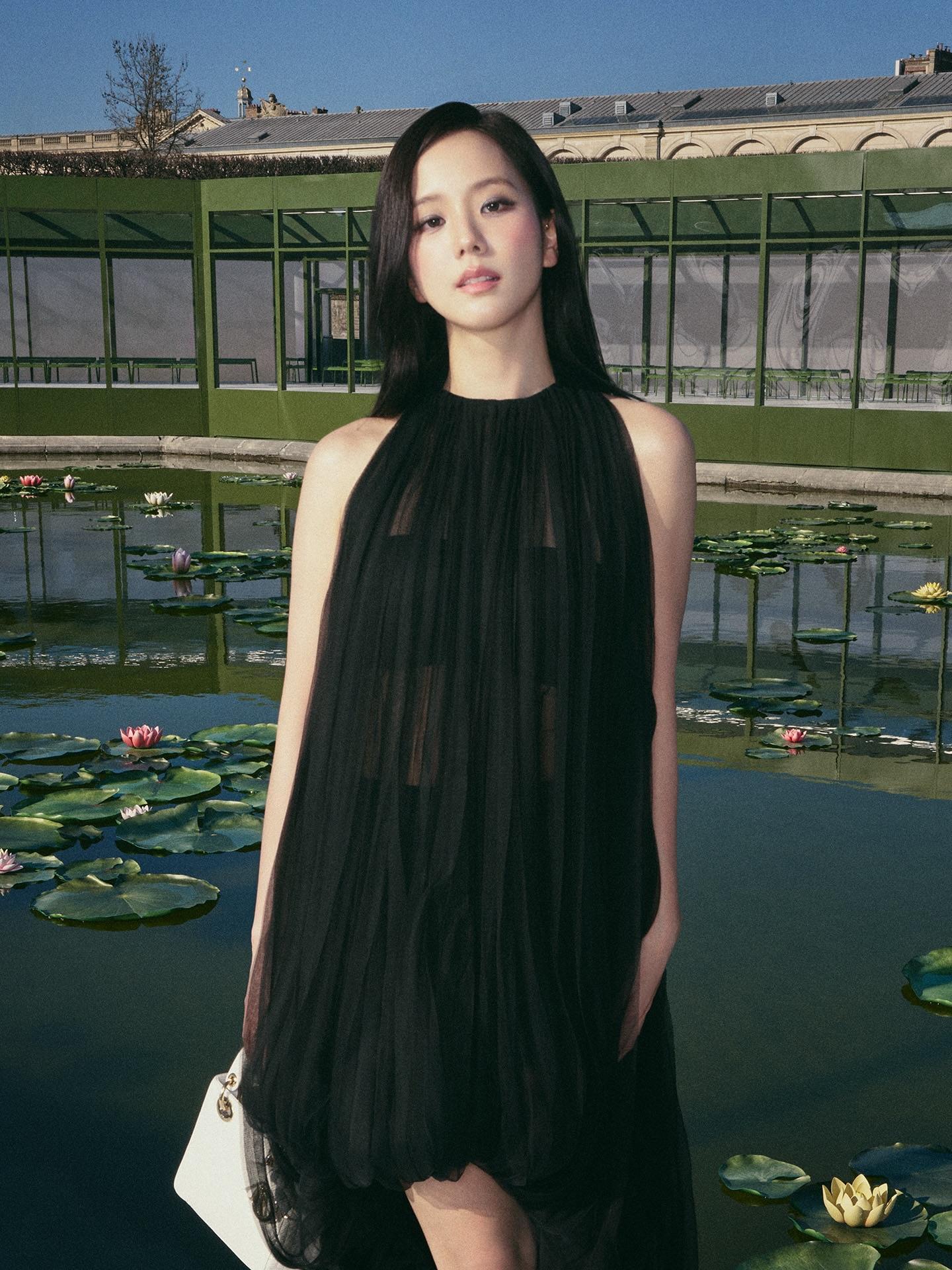 Dior官方认领首图更是美得无可挑剔宛如出水芙蓉亭亭玉立于荷塘🪷 