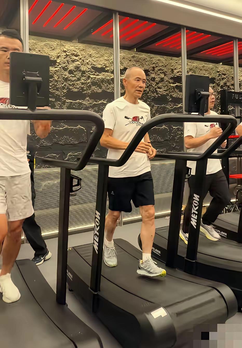 靠万科扬名，靠话题引流！[奸笑]