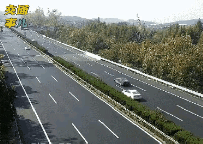 面包车爆胎，没有造成二次事故很是幸运，应该感谢后面大货车及时发现并制动，否则二次