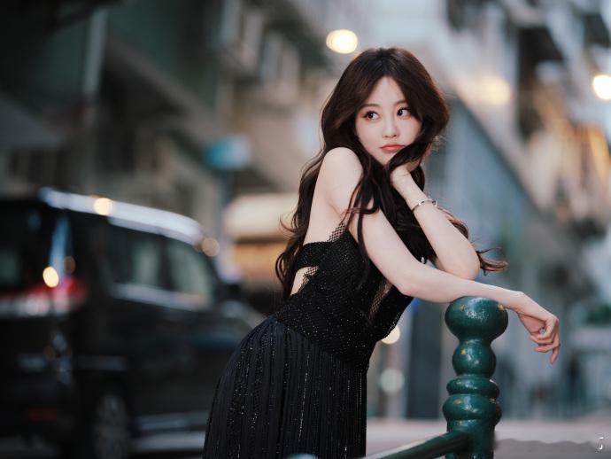 祝绪丹挂脖黑纱长裙  祝绪丹深V黑纱长裙也太好看了吧，这一套造型的风格，优雅又带