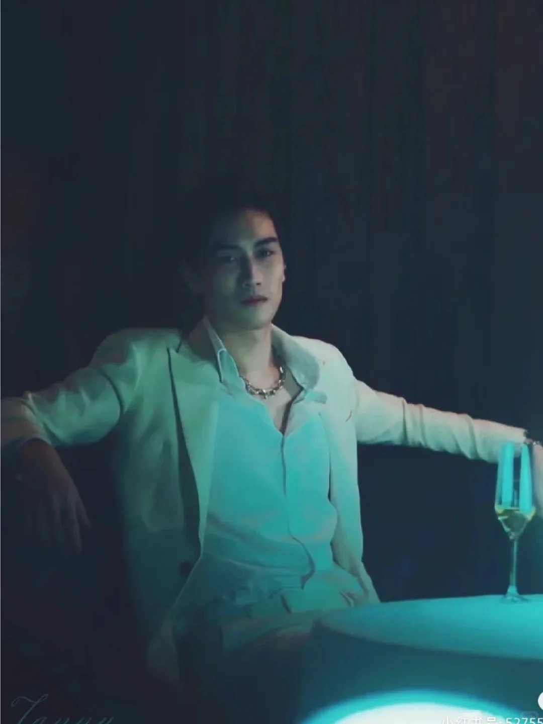 “黎明未至，爱意难言”