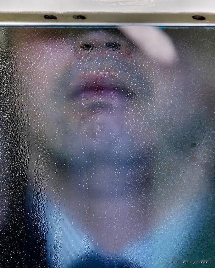 香港26岁男大学生观看色情内容窒息死亡。
的确哈，窒息带来的濒死体验和失控感，对