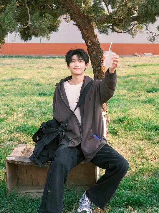梓渝大胆走男大风吧，私服都没有丑的 ！