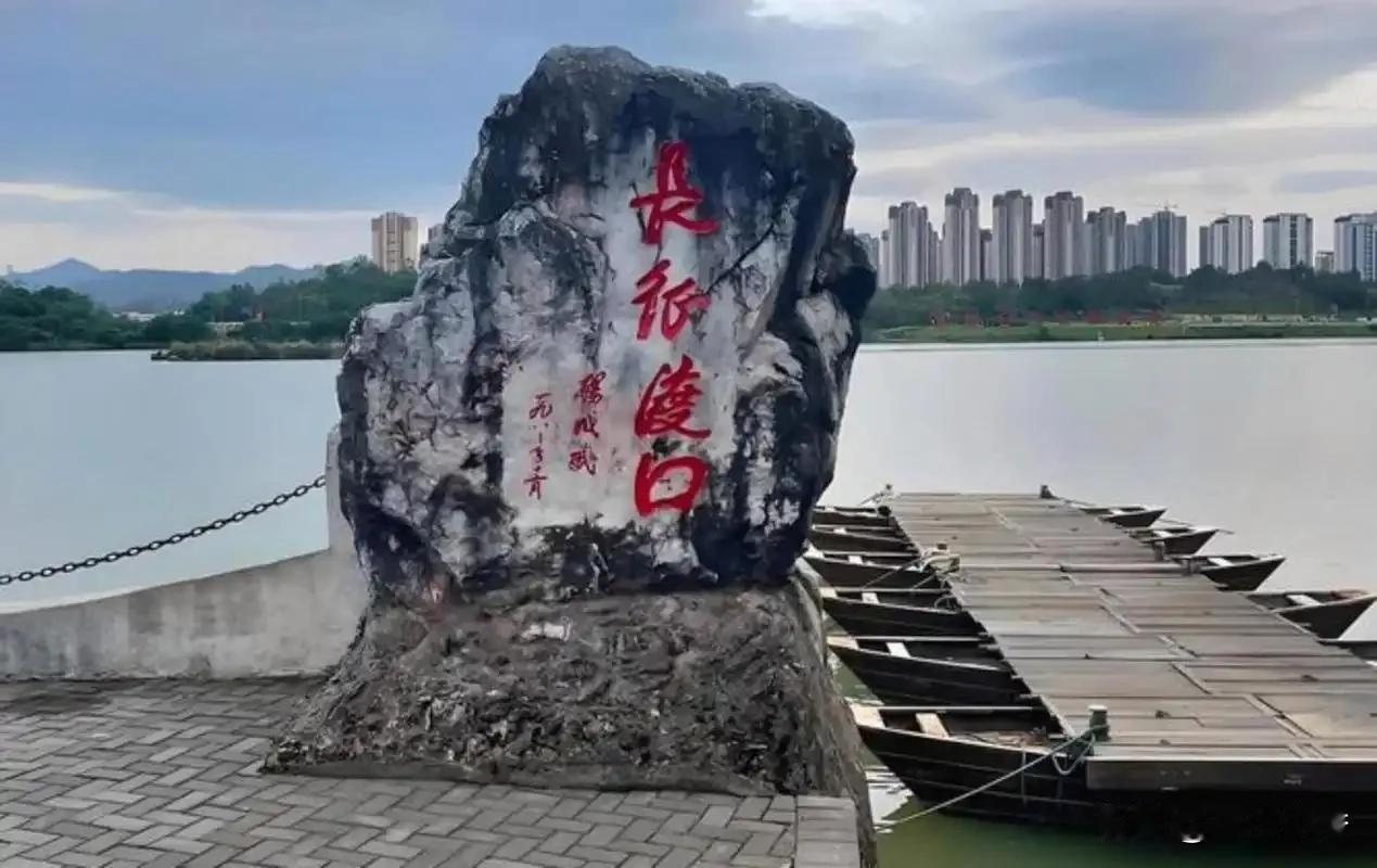 中央红军选定于都作为长征集结出发地，有多方面现实考量。于都地处赣南，紧邻中央苏区