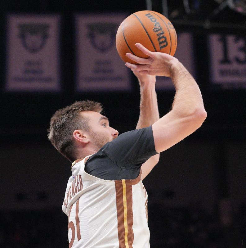 NBA常规赛，勇士99-105不敌湖人。勇士球员斯潘塞出场28分9秒，12投6中