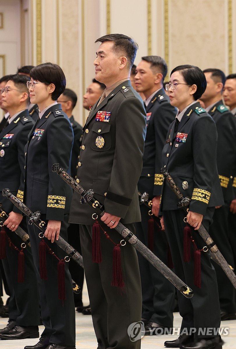 李在明向晋升的将领授予三精剑。这一传统是从1980年代开始的，起初是三精刀，后来