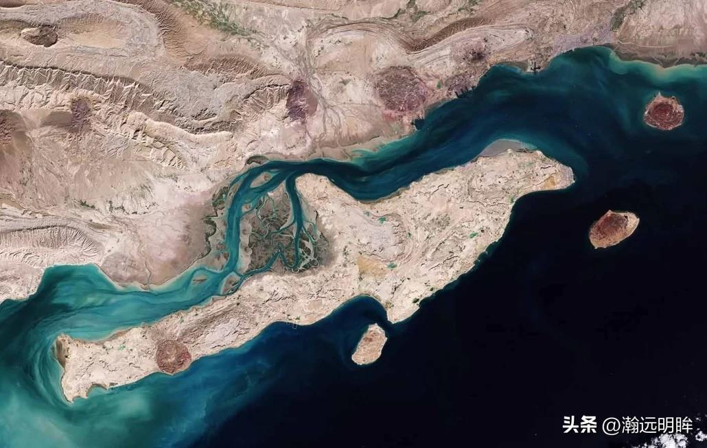 格什姆岛，长约84英里，岛上风光独特，既有神秘的盐洞、葱郁的红树林，还留存着葡萄