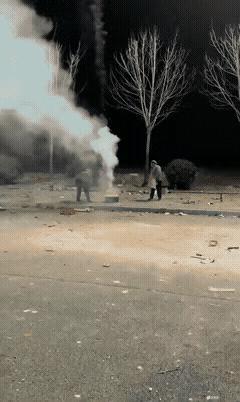 就为了抢一个纸箱，两个人不顾烟花还没放完，就大抢出手，结果被炸了个屁滚尿流……