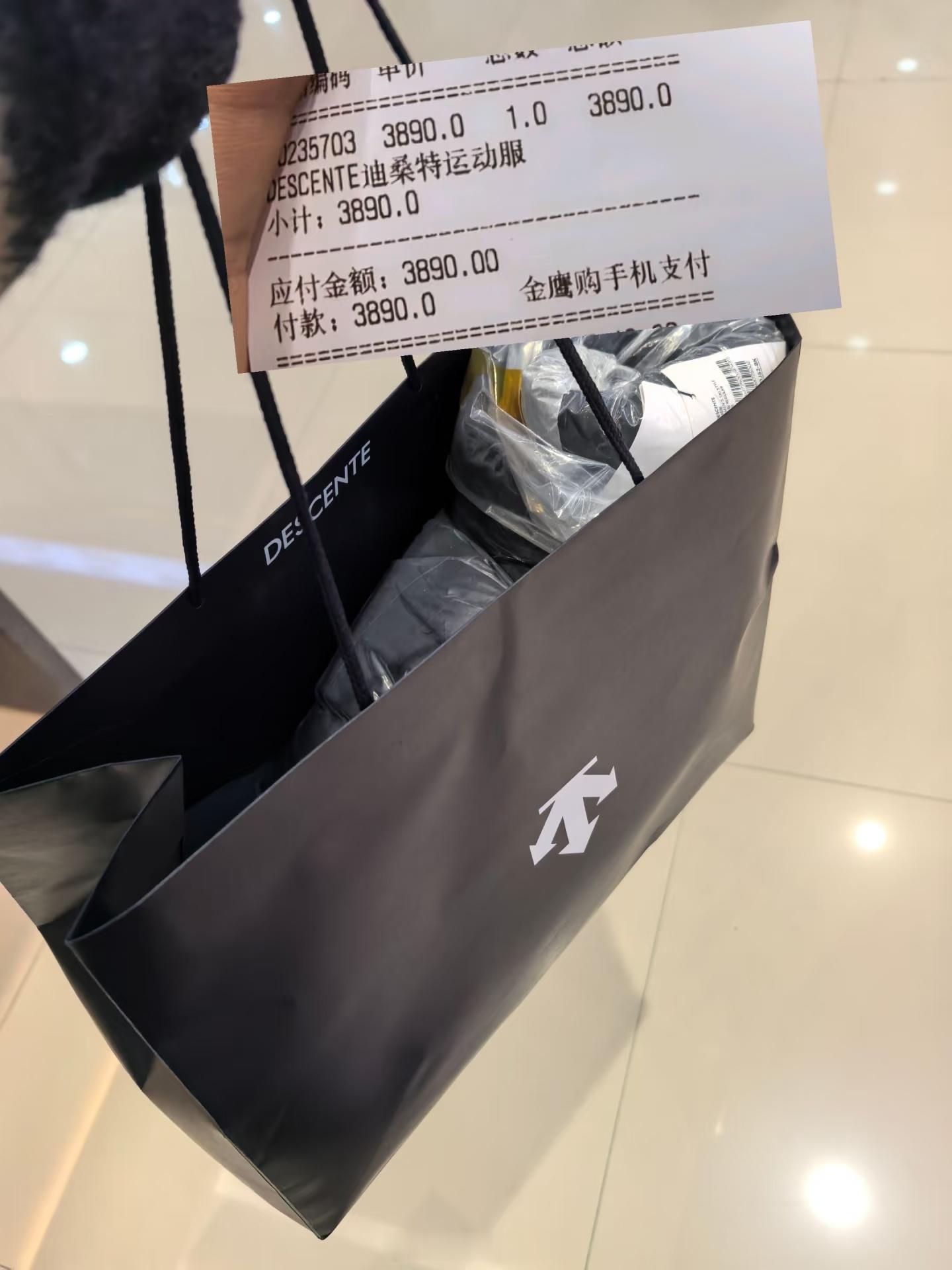 年轻人把钱都穿在身上了不是年轻人都花在穿上面了，而是贵一些的衣服质感、版型确实会