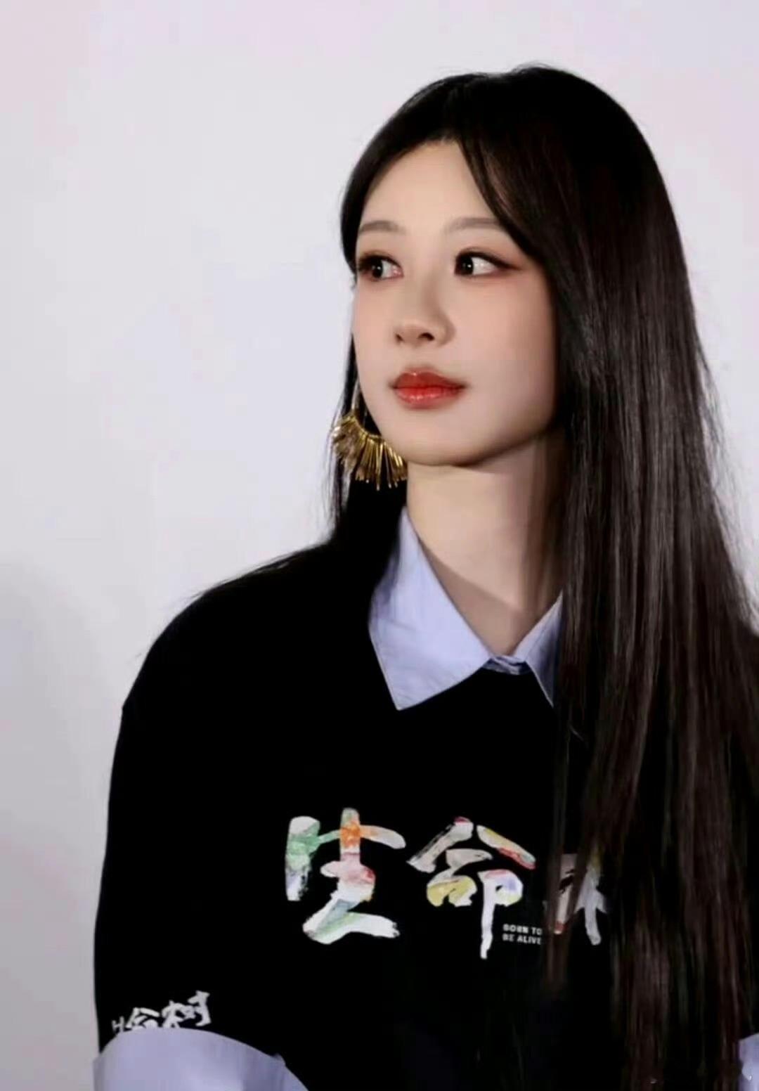 杨紫 生命树剧里剧外反差感 剧里是刚正果敢的女警白菊，一身正气自带锋芒；剧外是黑