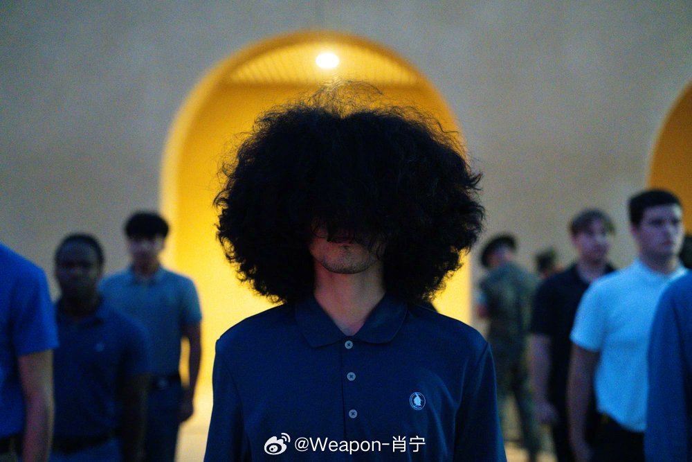 #兵器影像[超话]# 美国海军陆战队新兵训练营，他做的第一件事就是剃光头，新兵亚