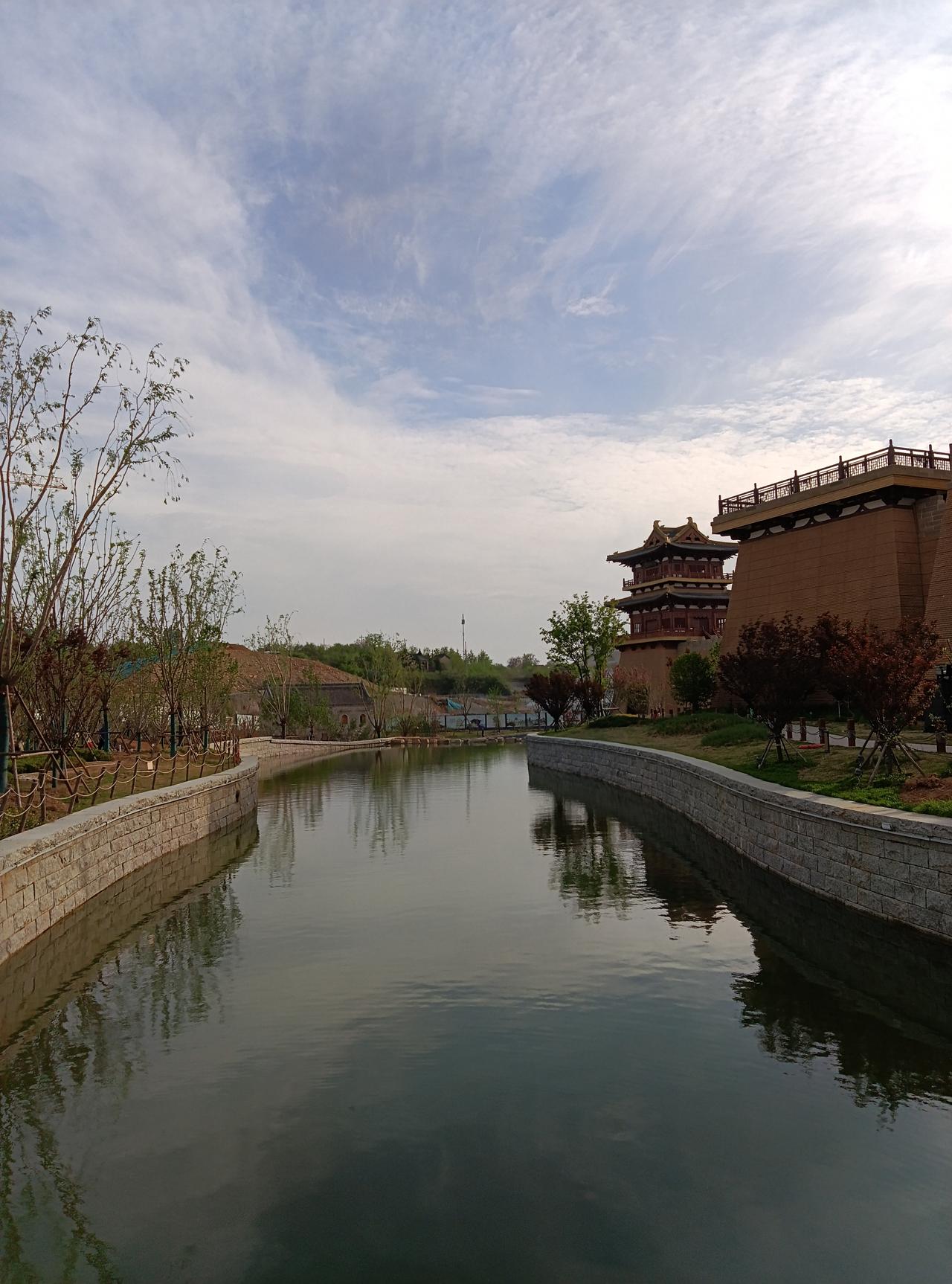 🔥每日猜字谜，动脑又好玩！
 
1. 一口咬掉牛尾巴（打一字）
​
2. 千里