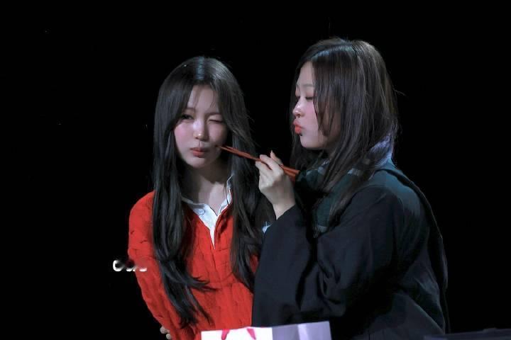 如何看待yeon粉丝把这张当美图的 旁边的stella不是更米吗？ 