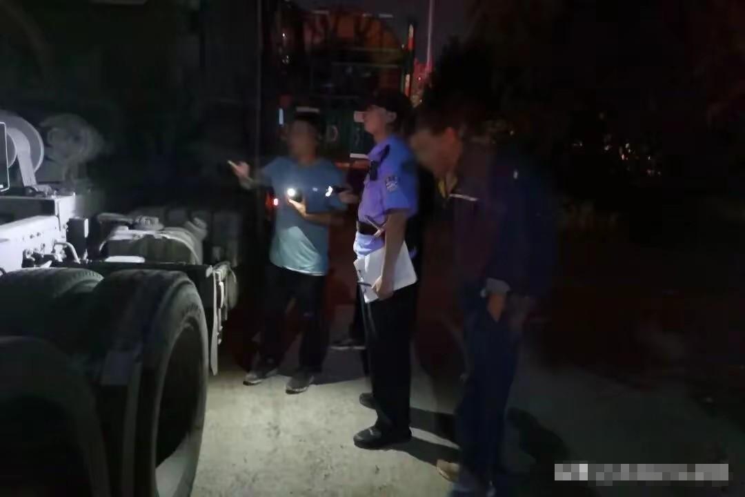 [微风]11月1日发布，山东济南，男子将货车停在路边，去拉面馆吃了个饭，半个小时