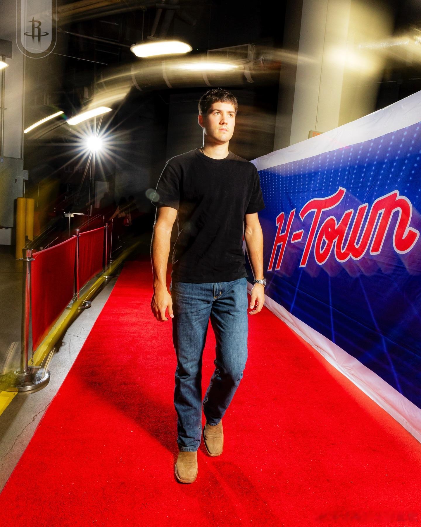 火箭潮男今日入场帅照📸你更喜欢谁的穿搭？？休斯顿火箭76人vs火箭休斯顿火箭