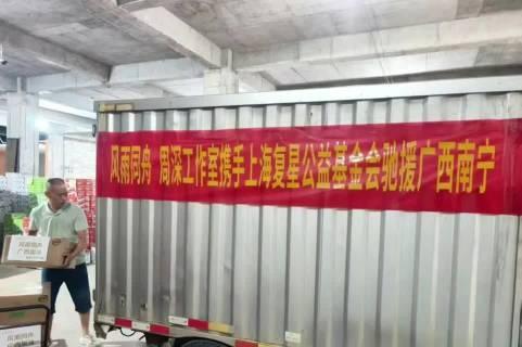 周深和工作室捐赠广西物资这种事从不缺席，捐的东西都很务实。
牛奶、方便面、饮用水