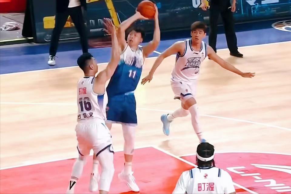 看了气得肚子疼！
新疆这最后一攻，
应该由谁来执行？

终场前8.0秒，新疆主场