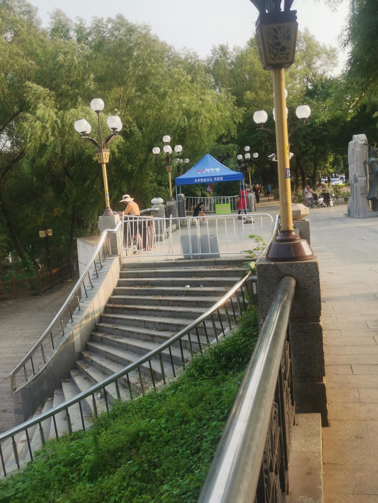吉林市丰满大坝已停止泄洪，但松花江栈道仍处于封闭状态，水势依旧较大。

吉林市丰