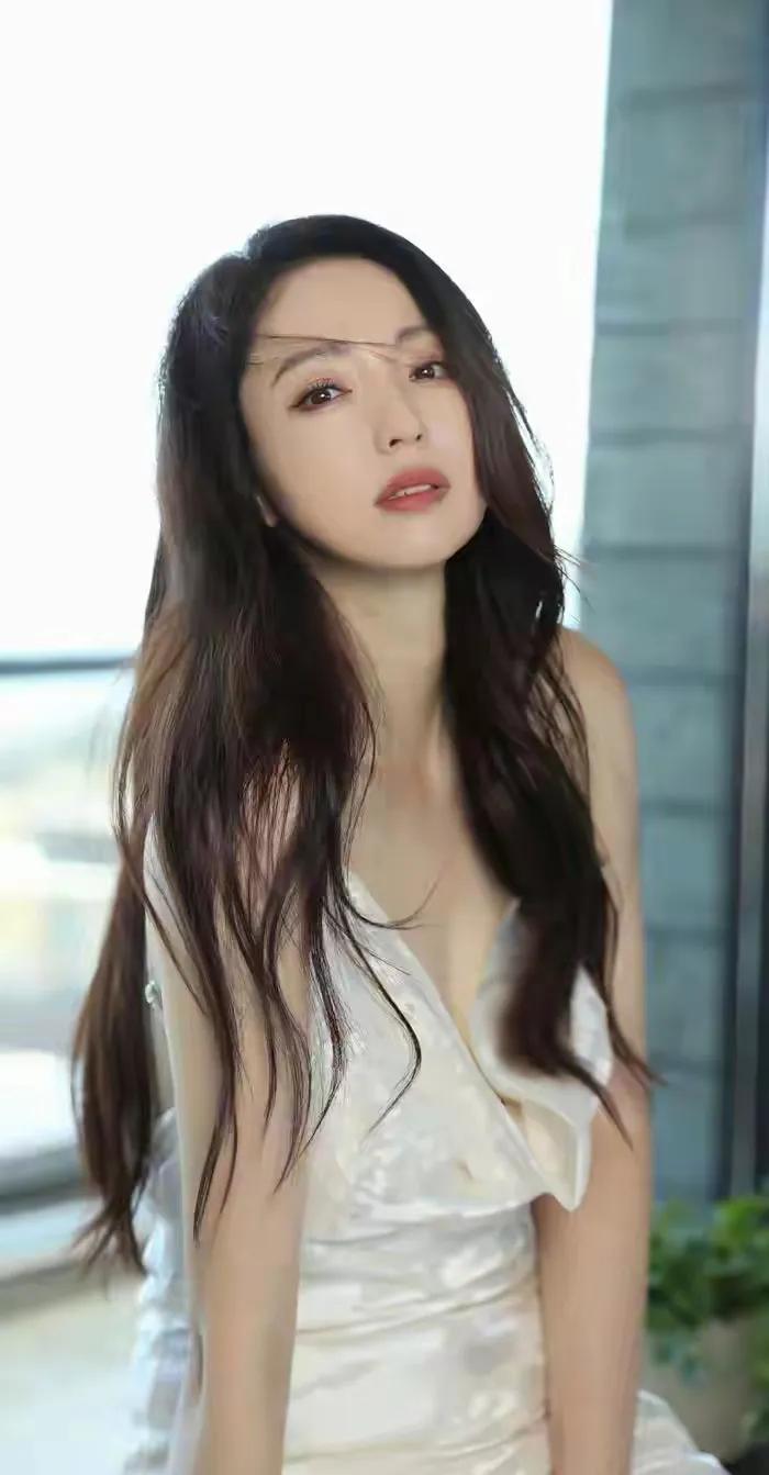 什么喜好啊？董璇找的男人都板着一张脸！

发现没有？董璇二婚丈夫张维伊的脸总觉得