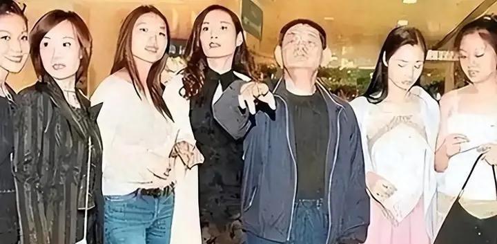 太平间里停放了整整五天，无人认领，无人送终。翻遍所有遗物只找出一个银行账户，里头