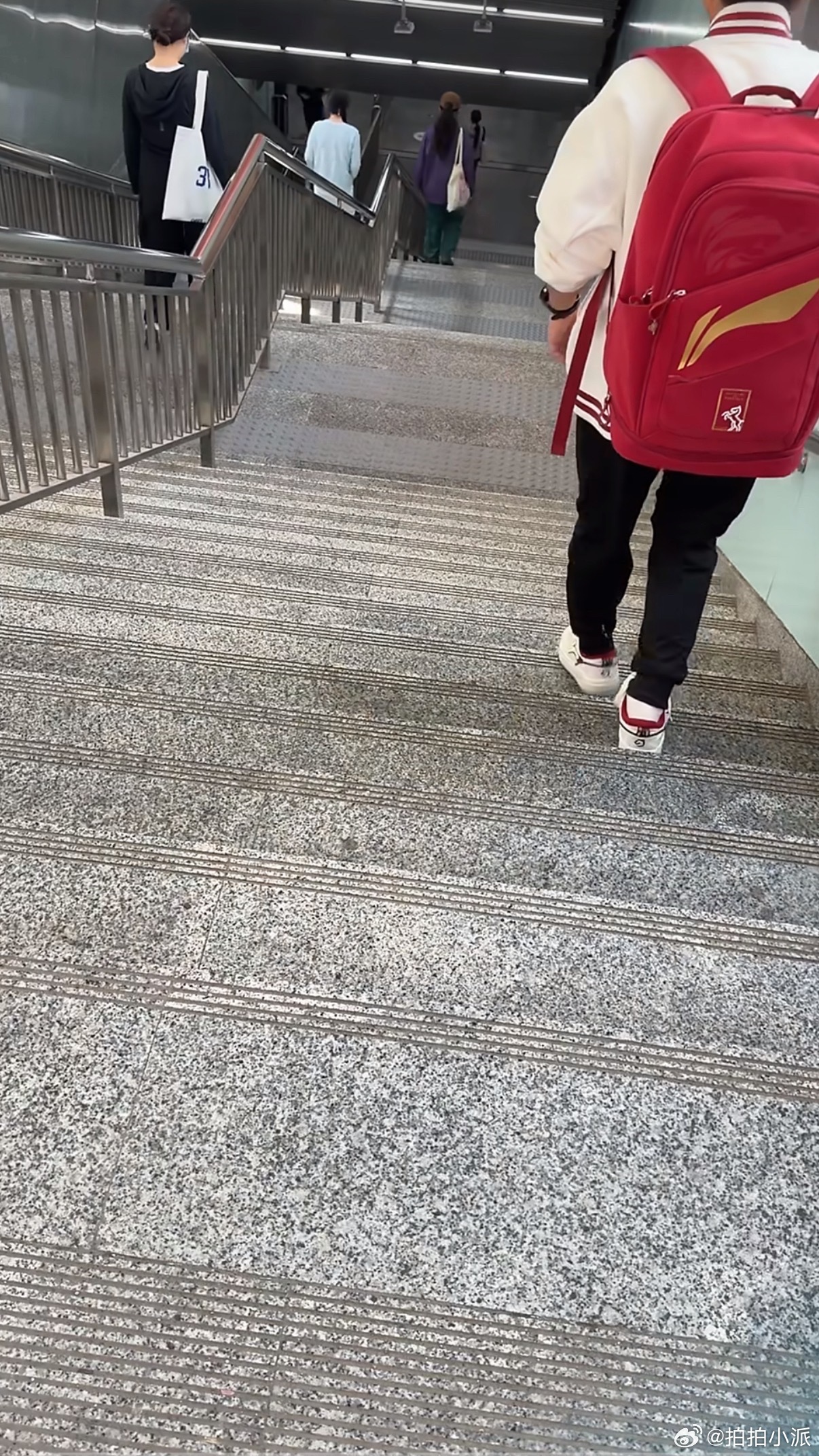 大城市本身就是一种情绪价值讲真的以前没车的时候确实很喜欢坐地铁，连租房子都要离地