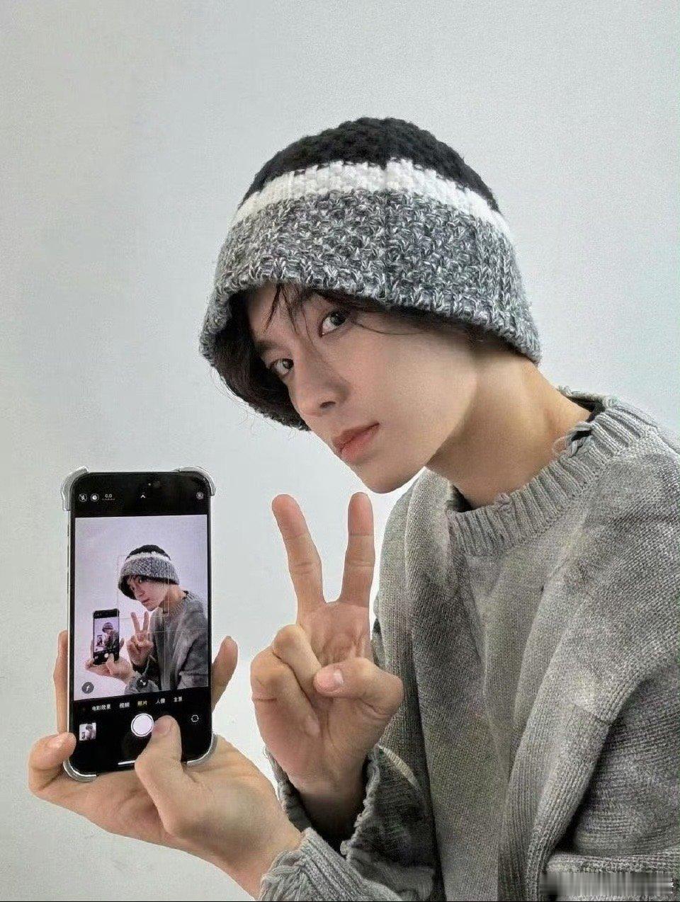 侯明昊眼里全是对出片的渴望 行走的画报本人！深v西装尽显型男魅力，休闲私服解锁随