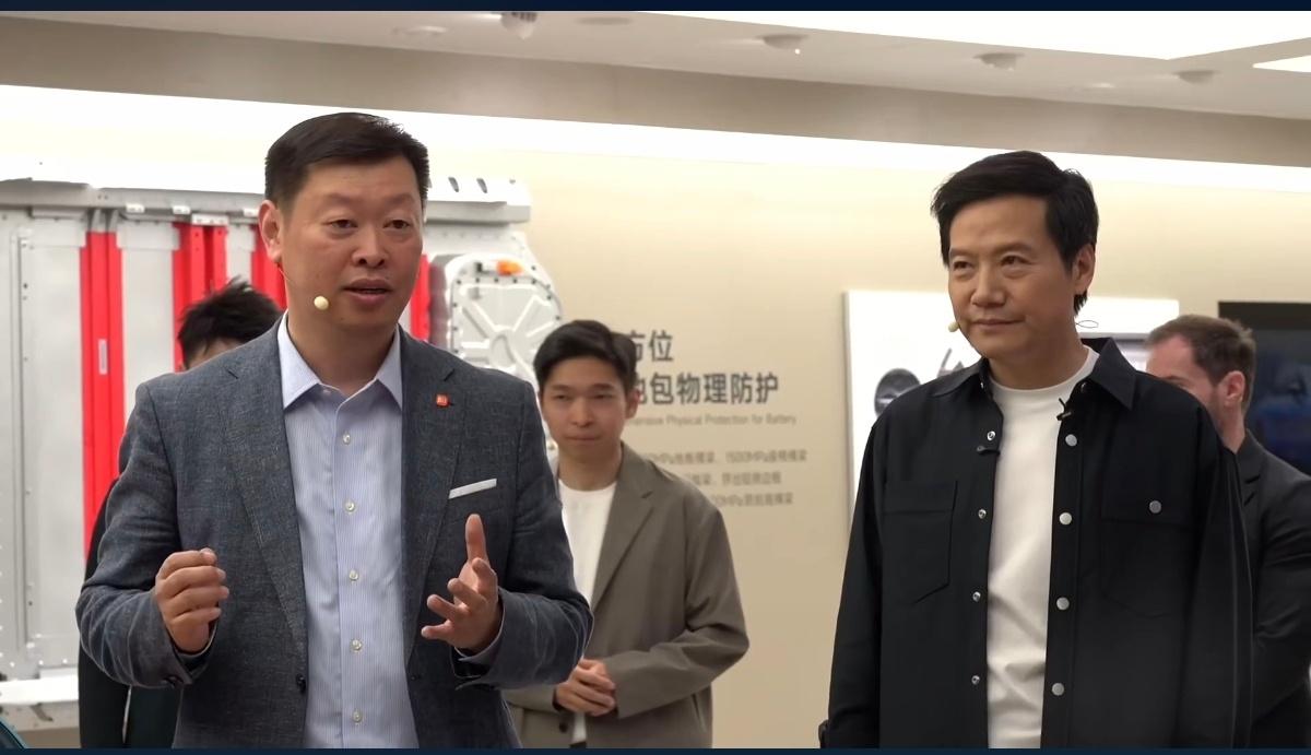 胡峥楠在介绍新一代SU7 白车身结构~北京车展