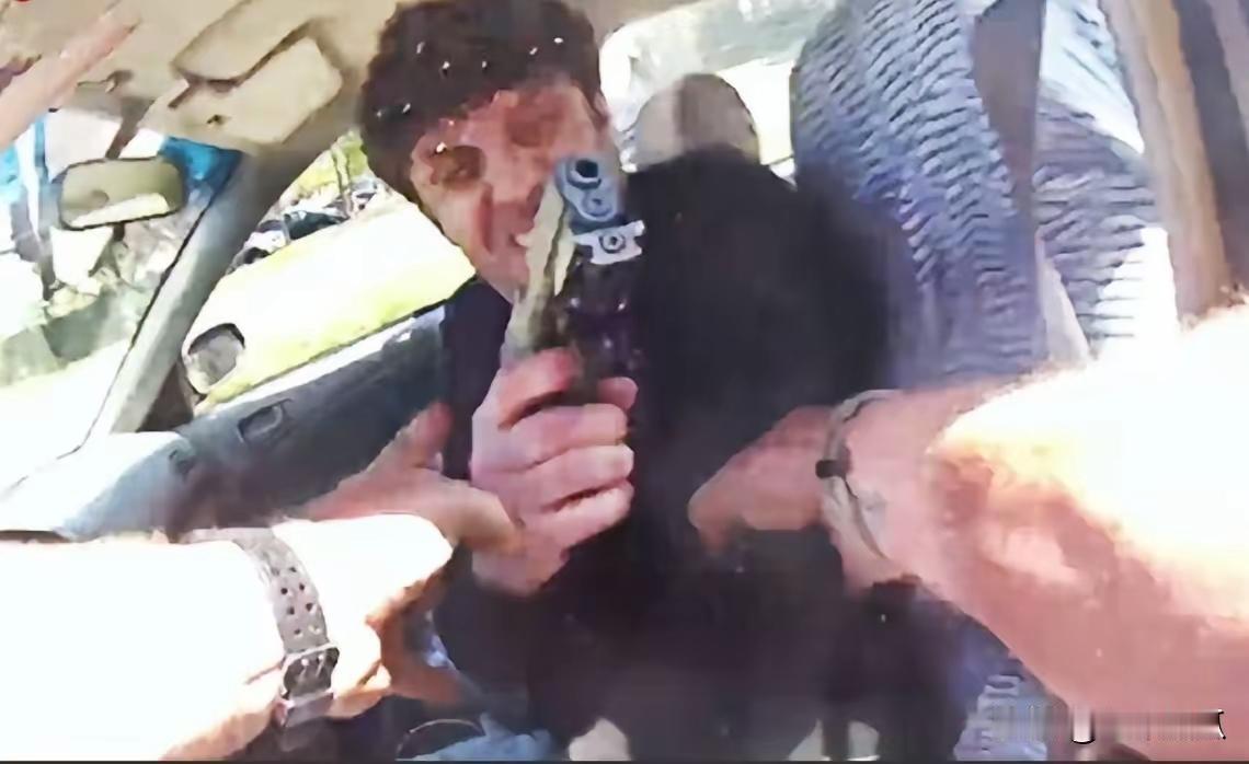 美国的白宫11月27号感恩节发生了一起枪击案，两名国民警卫队员一男一女被枪杀了，