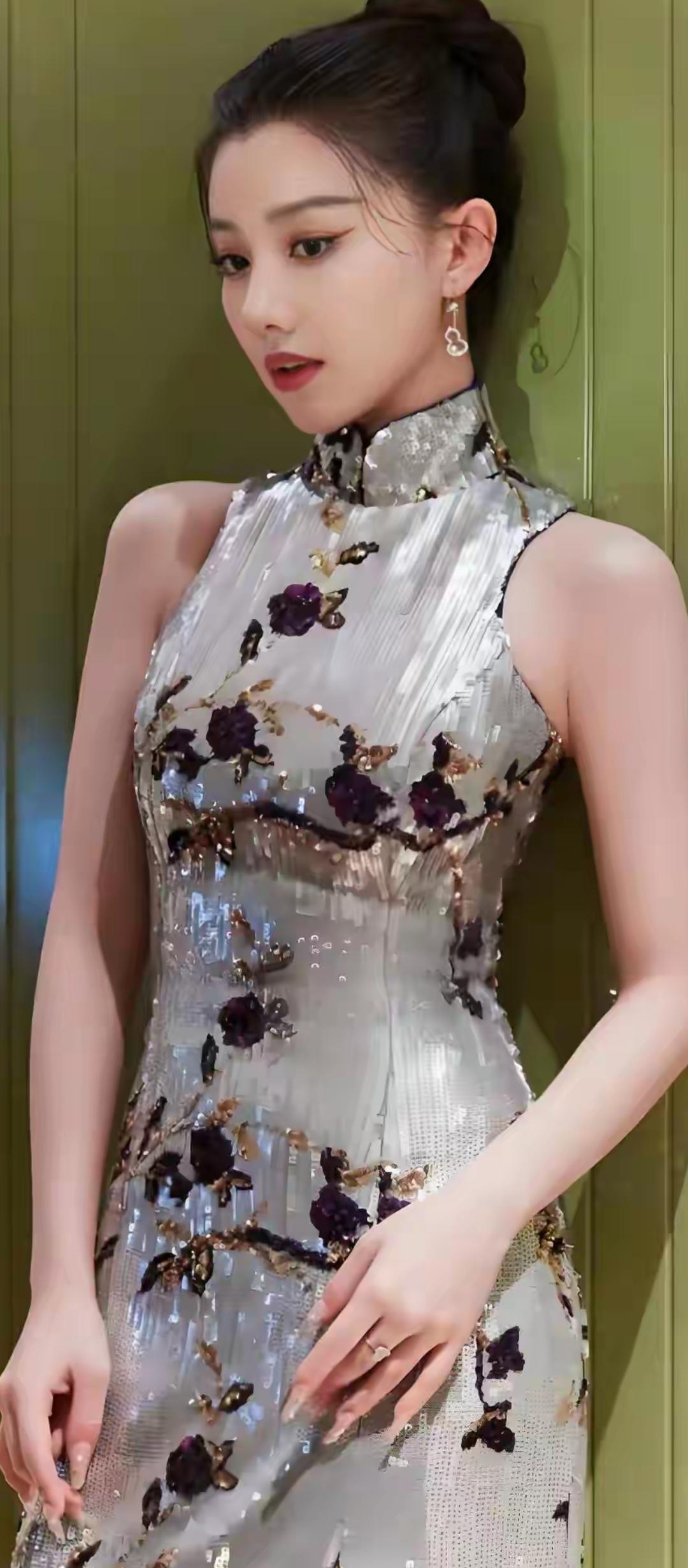 银衣映月华，花影入梦来。