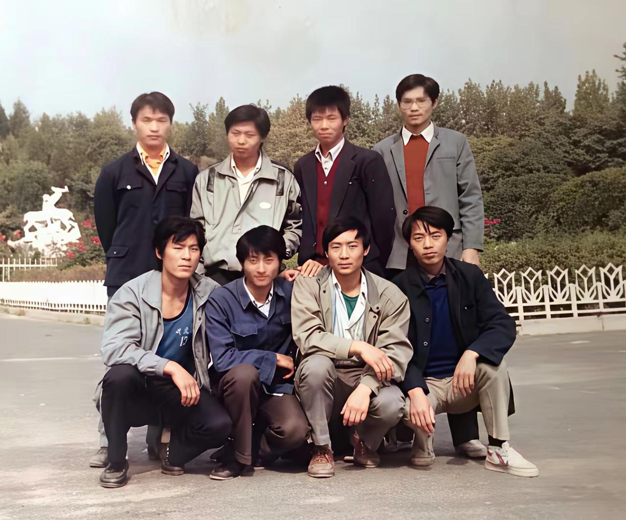 实话实说：上世纪80年代的农村初中生，品学兼优的学生首先是考入师范学校，因为那样