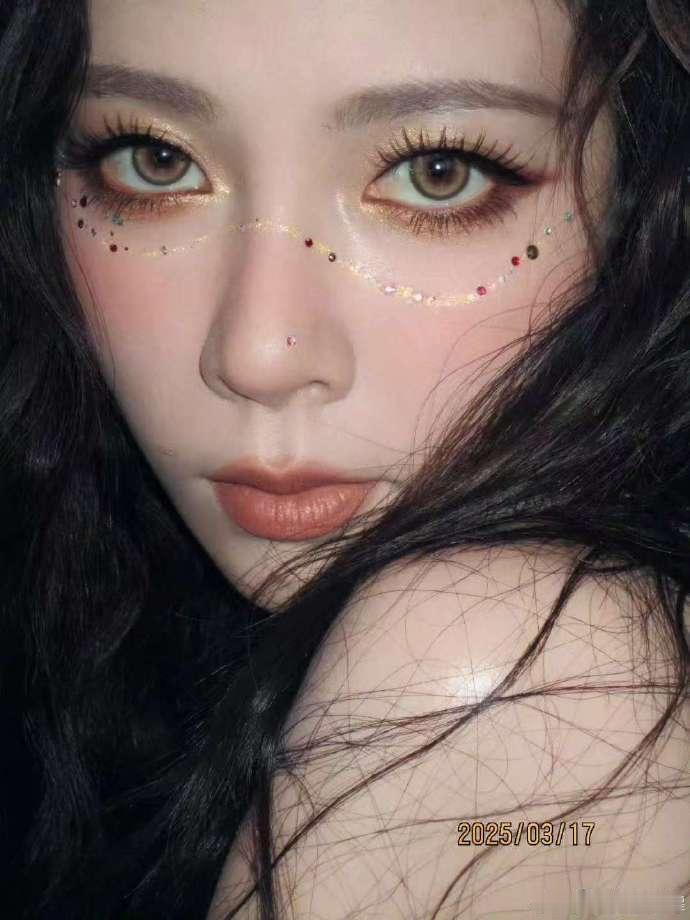 宋妍霏现场教学舞娘神级卡点从这卡点里也可以看出她超绝的舞蹈功底，显然是多年练习的